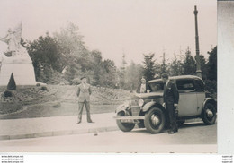 RT33.719  PHOTO D'UNE VIEILLE PHOTO GROS PLAN  201 C 1932  VOITURE BERLINE DE VOYAGE PRISE A PAU  PRES DE LA STATUE FOCH - Automobiles