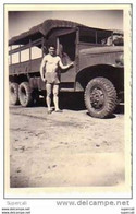 REF12.762   JEUNE MATELOT TORSE NU A LA B.A.N. D'AGADIR.  MAROC. EN 1957  DEVANT UN CAMION DE L'ARMEE - Trucks
