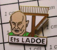 1215a Pin's Pins / Beau Et Rare / THEME : CINEMA / BALAI ET BROSSE ETS LADOE - Cinéma