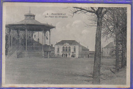 Carte Postale 79. Parthenay Kiosque à Musique  Place Du Drapeau Très Beau Plan - Parthenay