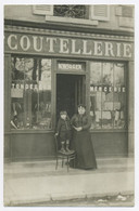F054 Carte Photographie Ancienne Magasin Coutellerie N. WIGGER Tondeuses Mercerie Timbre Poste - Professions