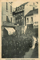 Lourdes * La Rue De La Grotte * Procession Se Rendant à La Grotte * Grand Hôtel De Rome - Lourdes