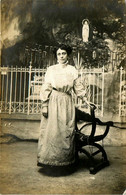 Lourdes * Carte Photo * Femme Devant La Grotte - Lourdes