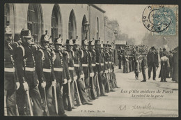 Les P'tits Métiers De Paris. Le Relevé De La Garde. V. P. Paris. N° 61. Carte Ayant Voyagé. TB - Ambachten In Parijs