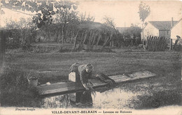 VILLE DEVANT BELRAIN - Laveuse Au Ruisseau - Andere Gemeenten