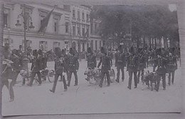 Belgique - Photo Carte - Défilé De Grenadiers Et Attelages Chiens - Circulé: En Août 1914 Vers Coq S/m - 2 Scans. - Collections