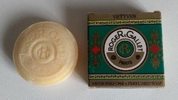 Pin's - Parfums Et Beauté - Produits De Beauté - Roger & Gallet - Savon Parfumé 25g -  VETYVER - - Produits De Beauté