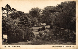 N°90560 -cpa Luc Sur Mer -le Jardin Public De L'hôtel De Ville- - Luc Sur Mer