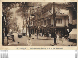 CPA  SAIGON (Viet-Nam).   Angle De La Rue Catinat Et De La Rue Garabaldy. Animé, Commerce, Voiture Ancienne. ..I 737 - Vietnam