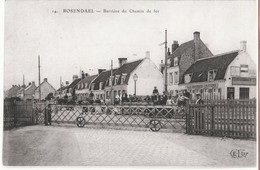 PHOTO GRAND FORMAT - ROSENDAEL Près DUNKERQUE - BARRIERE DU CHEMIN DE FER - COLLECTION R WULLES - Orte