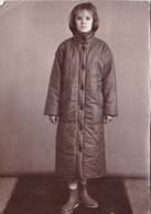 Old Real Original Photo - Young Girl Dressed In A Long Coat - 1987 Ca. 15x10.8 Cm - Anonyme Personen