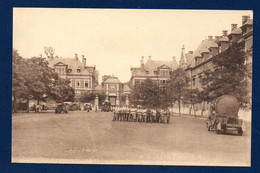 Bruxelles-Laeken. Caserne Ste-Anne ( Artillerie Anti-aérienne D.T.C.A.-1935). Cour D'honneur - Kasernen