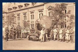 Bruxelles-Laeken. Caserne Ste-Anne ( Artillerie Anti-aérienne D.T.C.A.-1935). Exercices Au Projecteur Avec Masques à Gaz - Kazerne