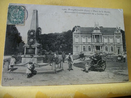 27 1654 - CPA 1907 - 27 BOURGTHEROULDE - PLACE DE LA MAIRIE - MONUMENT COMMEMORATIF DU 4 JANVIER 1871 - ANIMATION - Bourgtheroulde