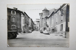 84 : Châteauneuf Du Pape - La Grande Rue Et La Mairie - Voitures  , 4 Cv , 2 Cv ) - Chateauneuf Du Pape