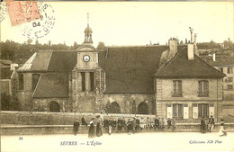 92 SEVRES ON POURRAIT CROIRE QUE LE MURET DEVANT L EGLISE A ETE FAIT POUR LES ENFANTS - Sevres