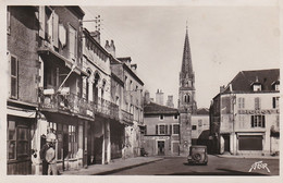 PARTHENAY - PLACE DU DONJON JUSTE APRES GUERRE - Parthenay