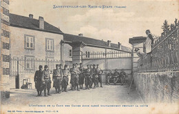 88-LANEUVEVILLE- LES-RAEN-L'ETAPE- L’INTÉRIEUR DE LA COUR DES USINES AMOS GARDE MILITAIREMENT PENDANT LA GREVÉ - Raon L'Etape