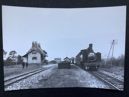 Photo Numérotée De J. BAZIN : Réseau Breton : Train Vapeur FACS En Gare De TELGRUC En 1965 - Trenes
