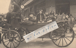 LES HALLES - Une Calèche à L'angle De La Rue Montorgueil Et De La Rue Etienne Marcel ( Carte Photo ) - Transporte Público