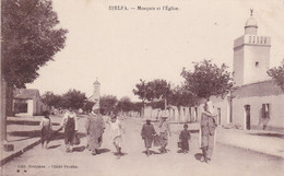 ALGERIE.  CPA. DJELFA .RARETE. LA MOSQUEE ET L'EGLISE. ANIMATION . ANNEE 1921  + TEXTE - Djelfa