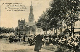 Ste Anne D'auray * Les Pèlerins Mangent Sur L'herbe , Le Jour Du Grand Pèlerinage * Coiffe - Sainte Anne D'Auray