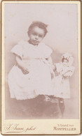 Photo CDV N° 659 Enfant Fillette Avec Poupée - Robe  - Photographe Jean Montpellier Hérault - Ancianas (antes De 1900)