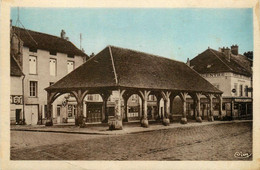 Luzarches * La Place De La Halle * Café Du Centre * Coiffeur - Luzarches