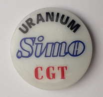 UU33 Pin's Uranium SIMO Syndicat CGT Qualité Porcelaine Signé Thosca Limoges - Administrations