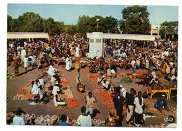 Niger -- NIAMEY--1982 -- Le Marché  ( Très Animée ).........à Saisir - Niger