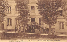 76-ROUEN- UN GROUPE D’ÉLEVÉS SORTANT DU PENSIONNAT DE MME RENARD 104 RAMPE SAINT-GERVAIS - Rouen