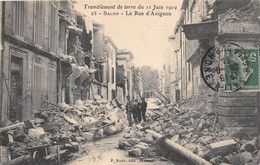 13-SALON-DE-PROVENCE- TREMBLEMENT DE TERRE DU 11 JUIN 1909, LA RUE D'AVIGNON - Salon De Provence