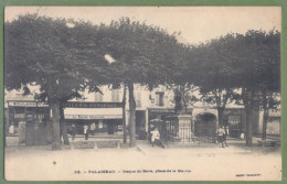 CPA Dos Précurseur - ESSONNE - PALAISEAU - PLACE DE LA MAIRIE - Statue De Bara - Animation, Commerces, Vespasienne - Palaiseau