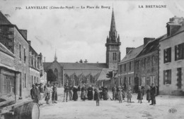 LANVELLEC - La Place Du Bourg - Restaurant Quéré - Café - Belle Animation - Lanvellec