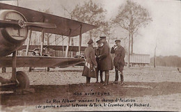 Nos Aviateurs - Le Roi Albert Visitant Le Champ D'Aviation - Königshäuser