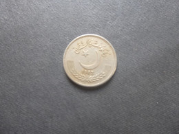 Pakistan Coin Year  1983 1 Rupee As Per Scan - Pakistán