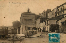 Thizy * La Gare Du Village * Rue * Tissage Mécanique SUCHEL * Ligne Chemin De Fer - Thizy