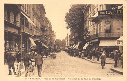 84-AVIGNON- RUE DE LA RÉPUBLIQUE VUE PRISE DE LA PLACE DE L'HORLOGE - Avignon
