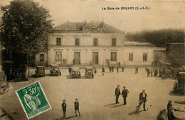 Brunoy * Place De La Gare Du Village * Automobile Voiture Ancienne - Brunoy