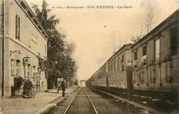 Lezoux * Vue Sur La Gare Du Village * Ligne Chemin De Fer * Wagons - Lezoux