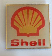 UU248 Pin's Carburant Oil Huile SHELL Logo Coquillage Carré 27 Mm X 27 Mm Achat Immédiat - Carburants