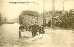 75 PARIS QUAI DE PASSY UN HOMME ET SON ENFANT DEMENAGE SOUS LES YEUX DE NOMBREUX CURIEUX IMPASSIBLES - Inondations De 1910