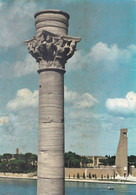 (T478) - BRINDISI - La Colonna Terminale Della Via Appia, Sullo Sfondo Il Monumento Al Marinaio - Brindisi