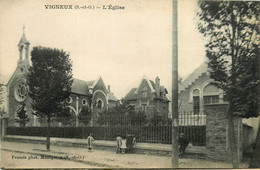 Vigneux * Rue Et Vue Sur L'église * Villa - Vigneux Sur Seine