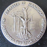 Médaille 60e Anniversaire De L'Association De Paralysé De France (APF) - 1993 - Laiton Argenté - 35mm, 17,7g - Professionnels / De Société