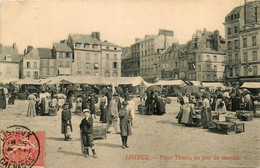 Lisieux * La Place Thiers , Un Jour De Marché * Foire Marchands * Horlogerie Bijouterie - Lisieux