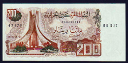 ALGERIE: 200 Dinars. N° 135. Date: 23/03/1983. Etat: NEUF - Algérie