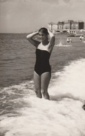13729.  Fotografia Vintage Donna Femme Sexy In Costume Mare Aa '60 Italia - 14x9 Foto Bovio Genova - Persone Anonimi