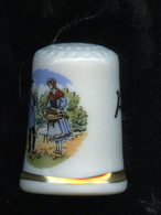 DÉ A COUDRE PORCELAINE BLANCHE - POITIERS - 86 -  VIENNE - COUPLE FOLKLORE - Ditali Da Cucito