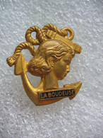 Ancienne Broche, Insigne Militaire Marine La Boudeuse Aviso-dragueur. - Navy